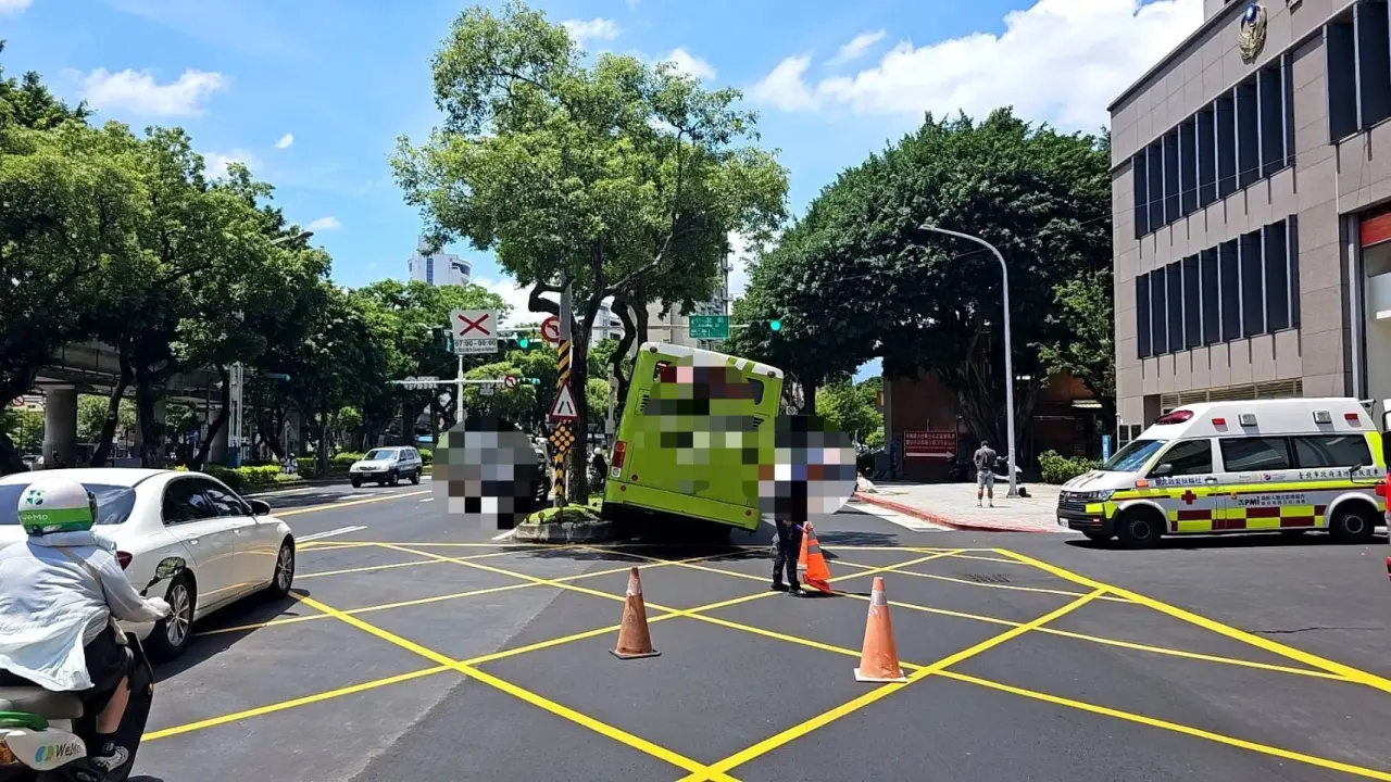 大都會公車260自撞分隔島,警方到場處理。翻攝畫面