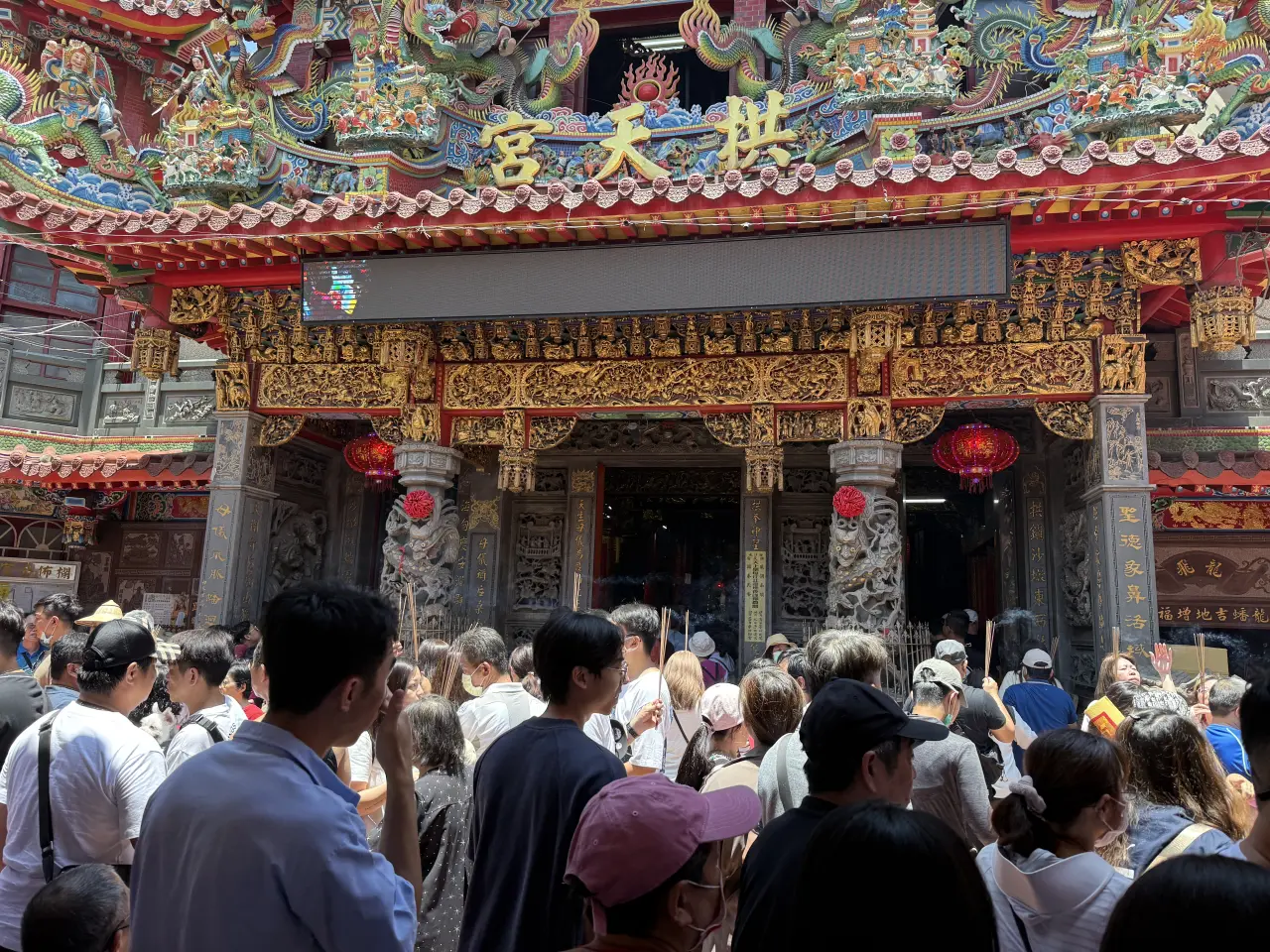 拱天宮每年的白沙屯媽祖進香活動,都吸引大批信眾徒步進香。圖為拱天宮假日信徒人潮。盧麗蓮攝