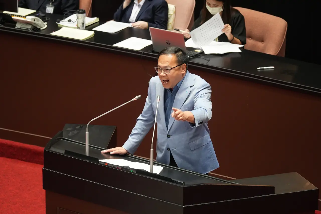 民進黨立委王義川晚間聲明回應父子遭爆料劈腿一事。李柏毅攝