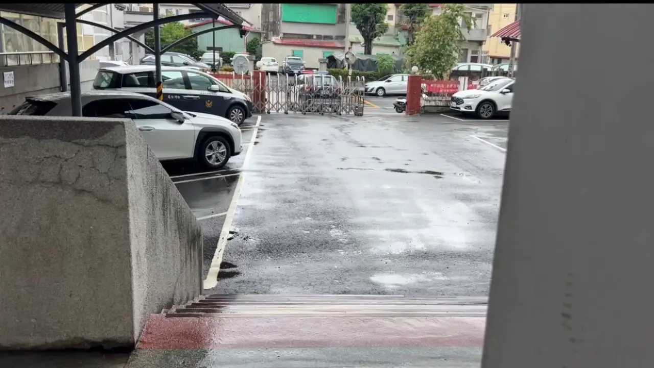 怪男跨過分局後方鐵門,再撬開樓梯間開關上2樓。讀者提供