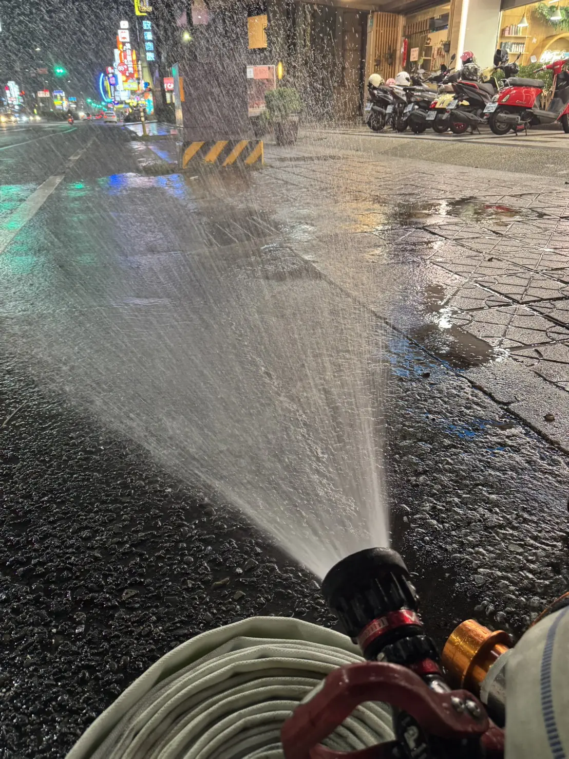 台南永康瓦斯外洩,布水線防護。讀者提供