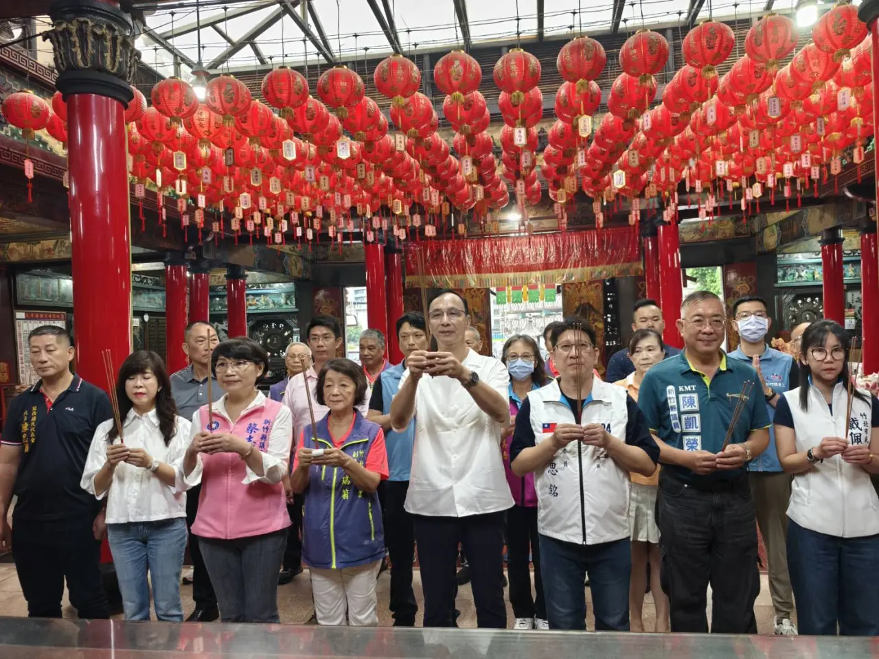 朱立倫、林思銘赴竹北天后宮參拜。國民黨提供