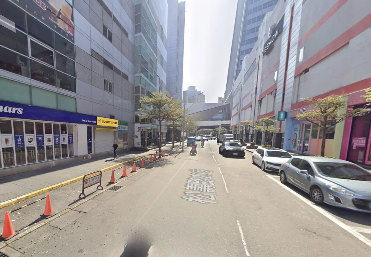 北市府將評估,信義區松壽路20巷設「行人徒步區」。翻攝Google地圖