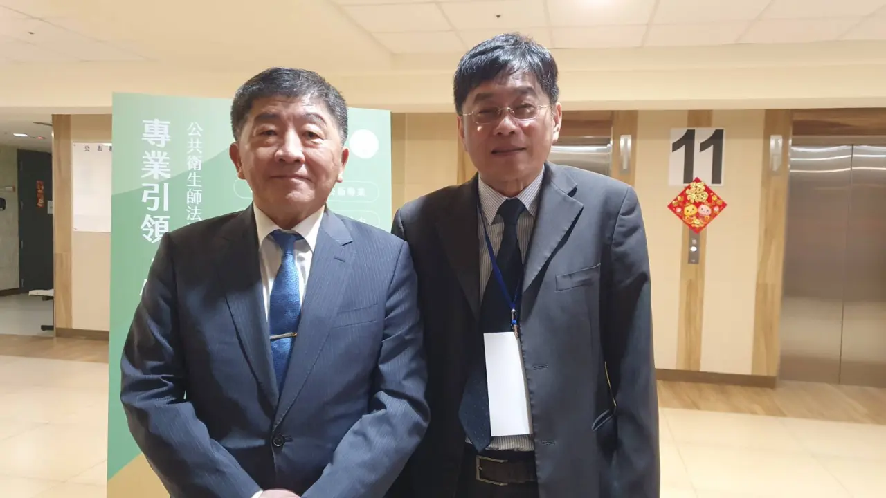 行政院政委陳時中與公衛師公會理事長翁瑞宏。林芳如攝