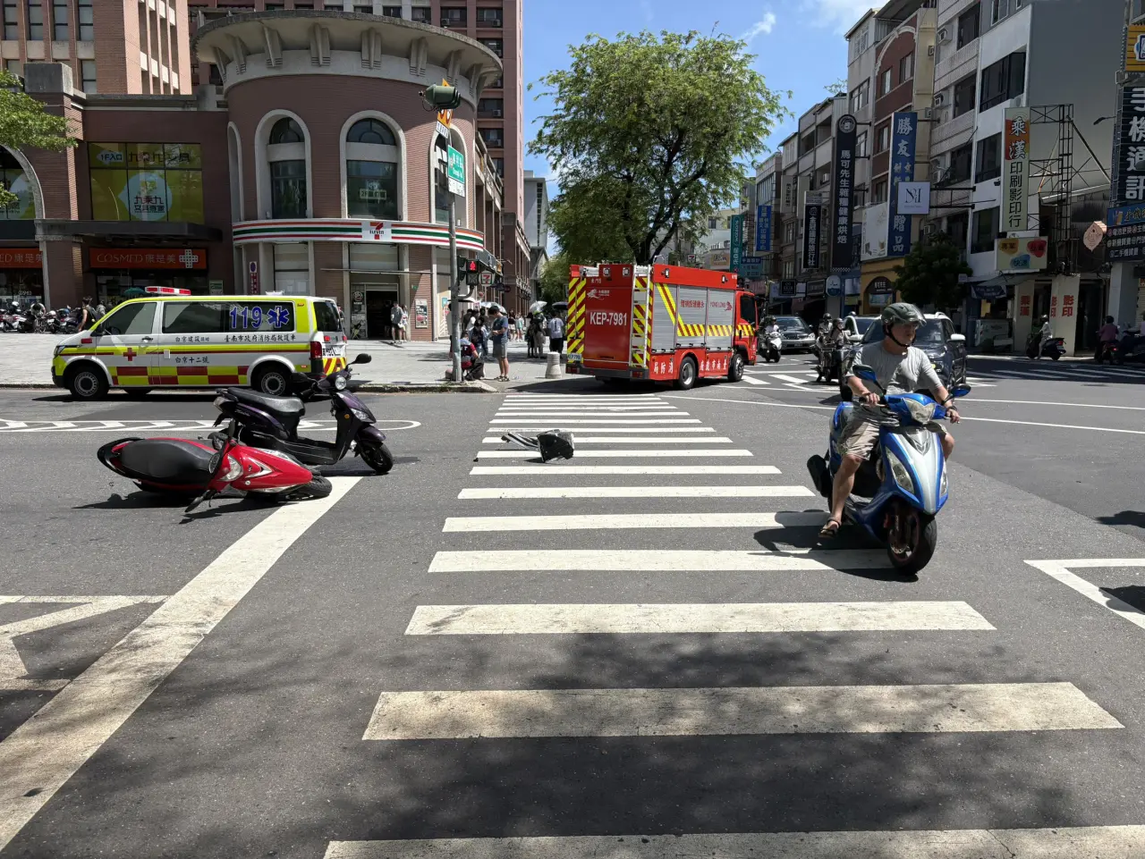 路口有2輛機車遭擦撞。讀者提供