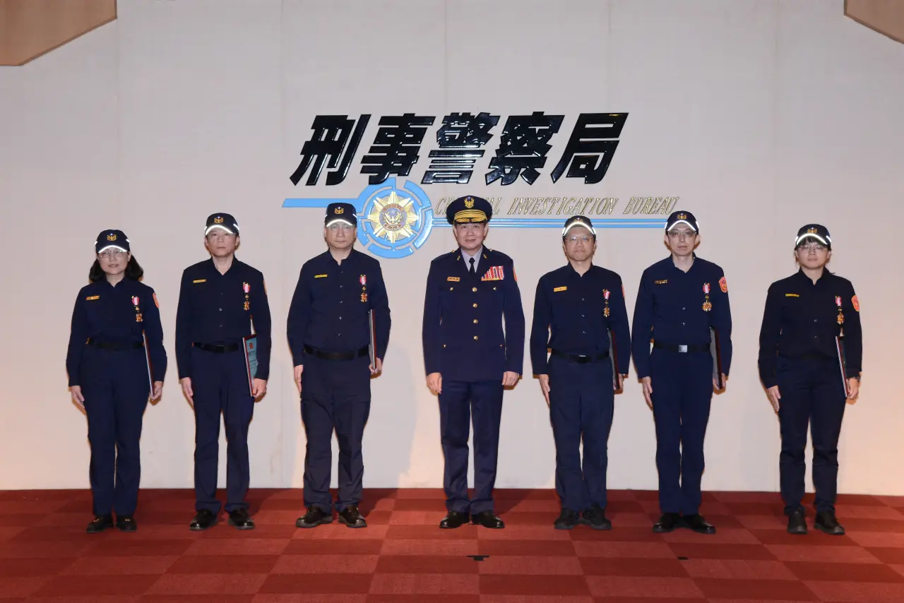 頒發各級別資深績優警察獎章。刑事局提供