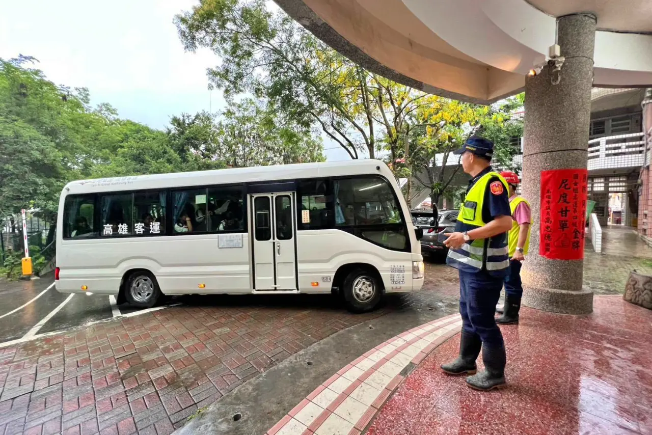 警方派員協助桃源國中撤離。警方提供