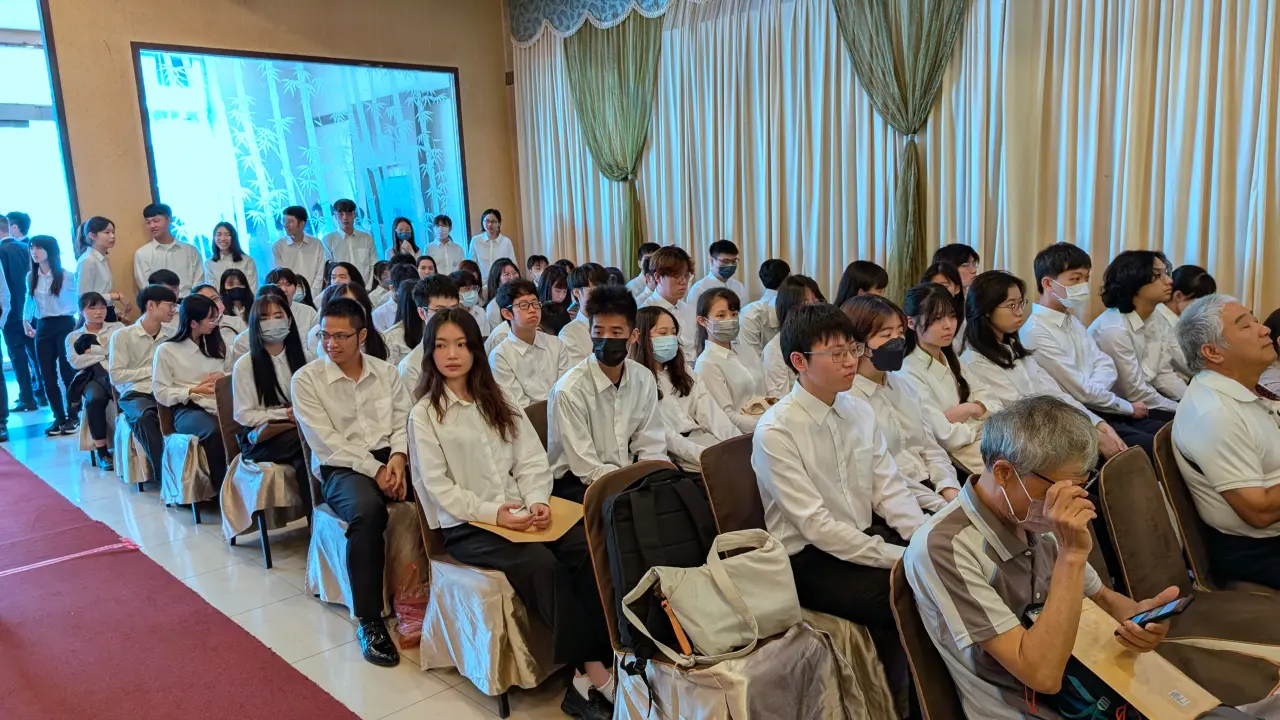 醫學系與中醫系師生近200人出席典禮。林志青攝