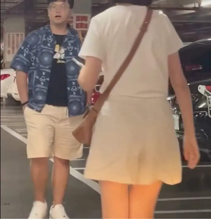 搶停好車位、叫囂之後,藍衣男把球棒放回車上,來找短髮女子。翻攝自社群Threads帳號alex19920345