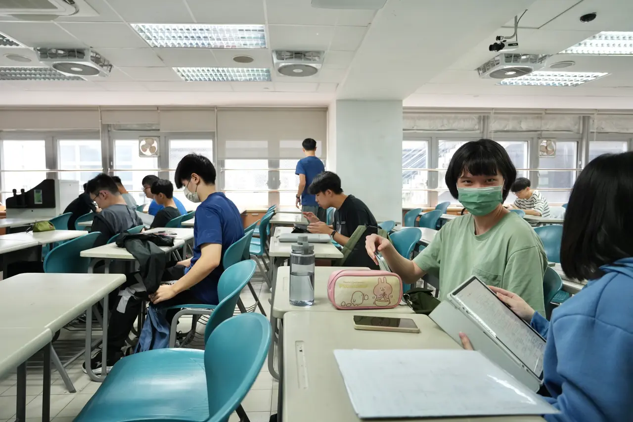 勞動部辦理失業勞工子女就學補助,今日起受理申請。圖非當事人。林林攝