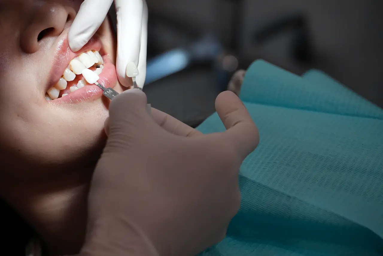 台南牙醫教「收服」6歲女童！手臂畫愛心、耳邊低語遭疑性騷　道歉卻因一句引炸鍋