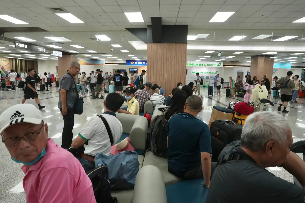雷雨當空！松山機場暫停地面作業　部分航班延誤