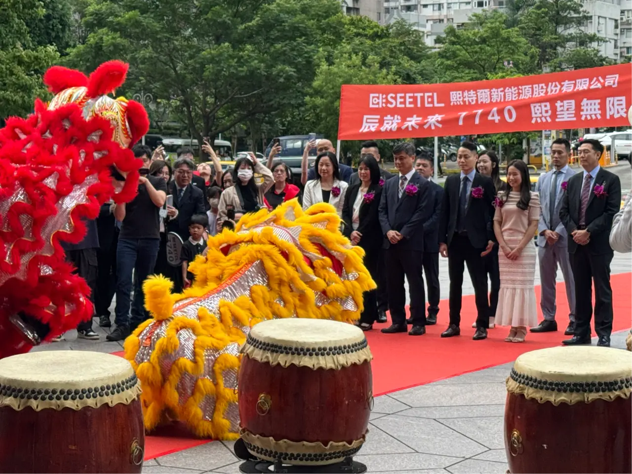 舞龍舞獅助陣,熙特爾創新板上市開紅盤。江星翰攝