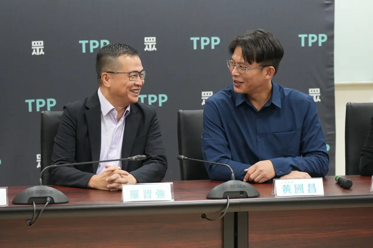 羅智強和民眾黨主席黃國昌,在國會時常碰面。陳卓邦攝