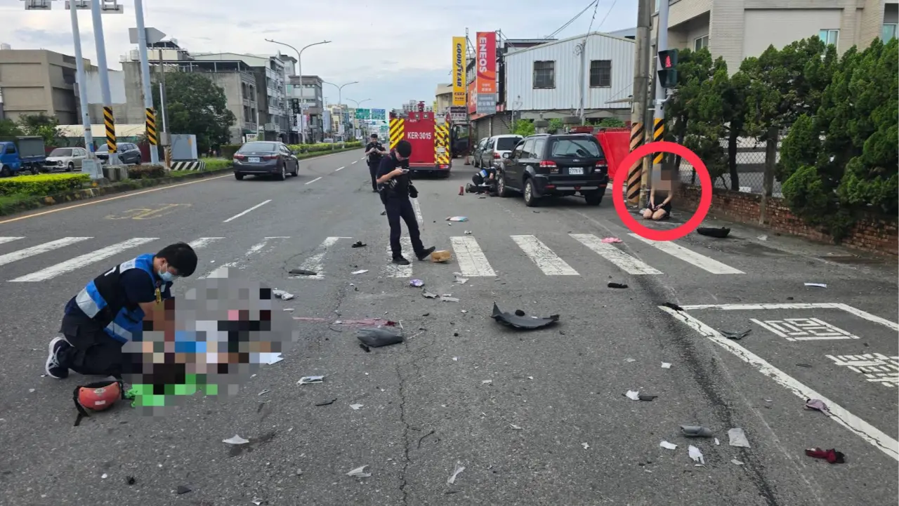 肇事駕駛癱跪在地,一臉茫然。讀者提供