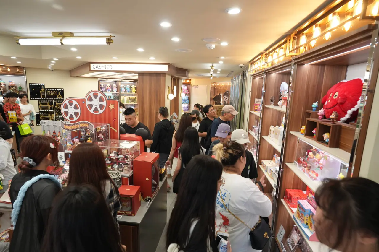 《知新聞》日前直擊泡泡瑪特西門旗艦店,即便是平日白天,店裡人潮仍相當多。葉志明攝