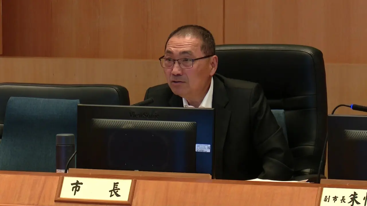面對大型重機車停車問題,侯友宜考慮試辦,1 輛大型重型機車可以斜式停放2格機車格的方式。新北市政府