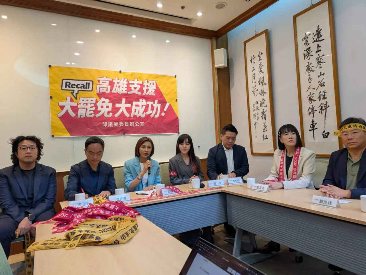邱議瑩(左3)宣布將辦公室轉為挺罷免行動總部。施智齡攝