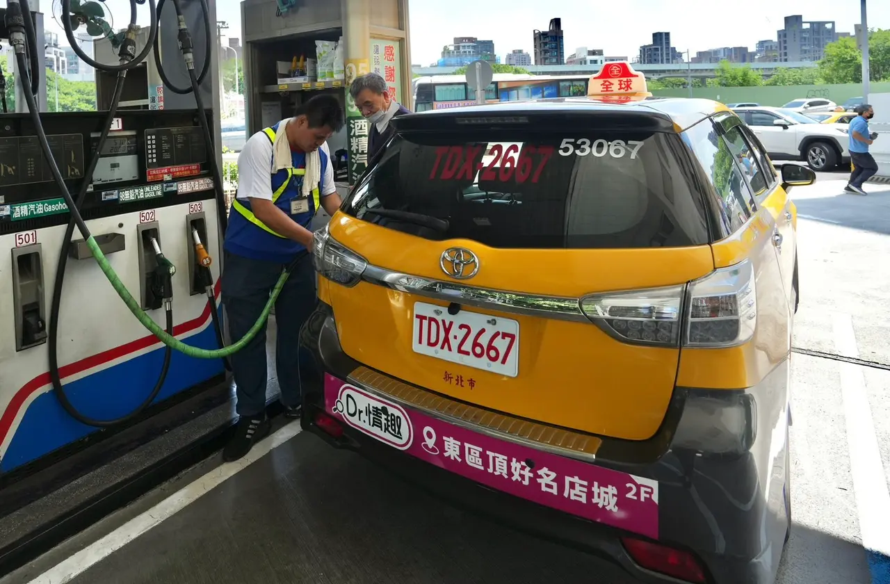 加油且慢！　明日起汽、柴油價格各調降0.2元