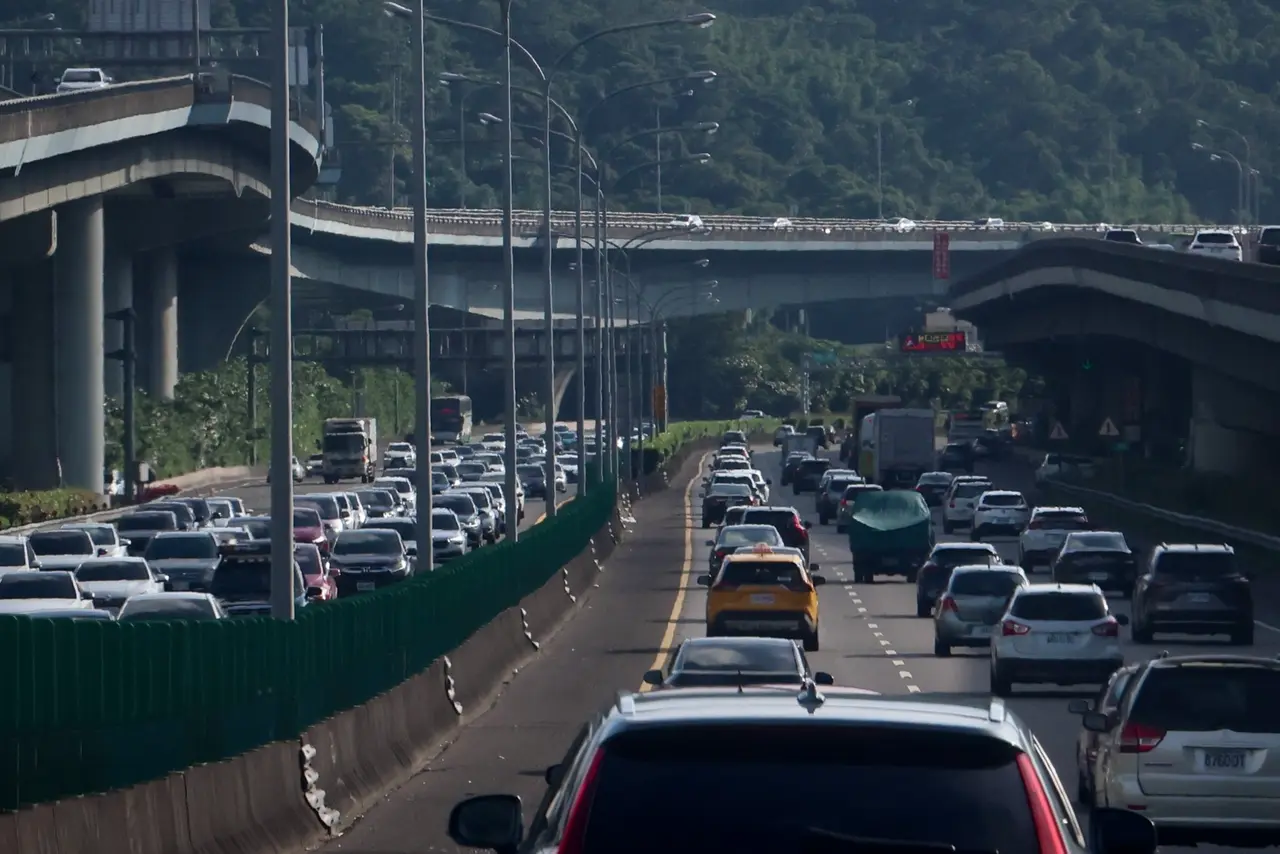光復連假首日,南向旅遊車潮湧。林林攝