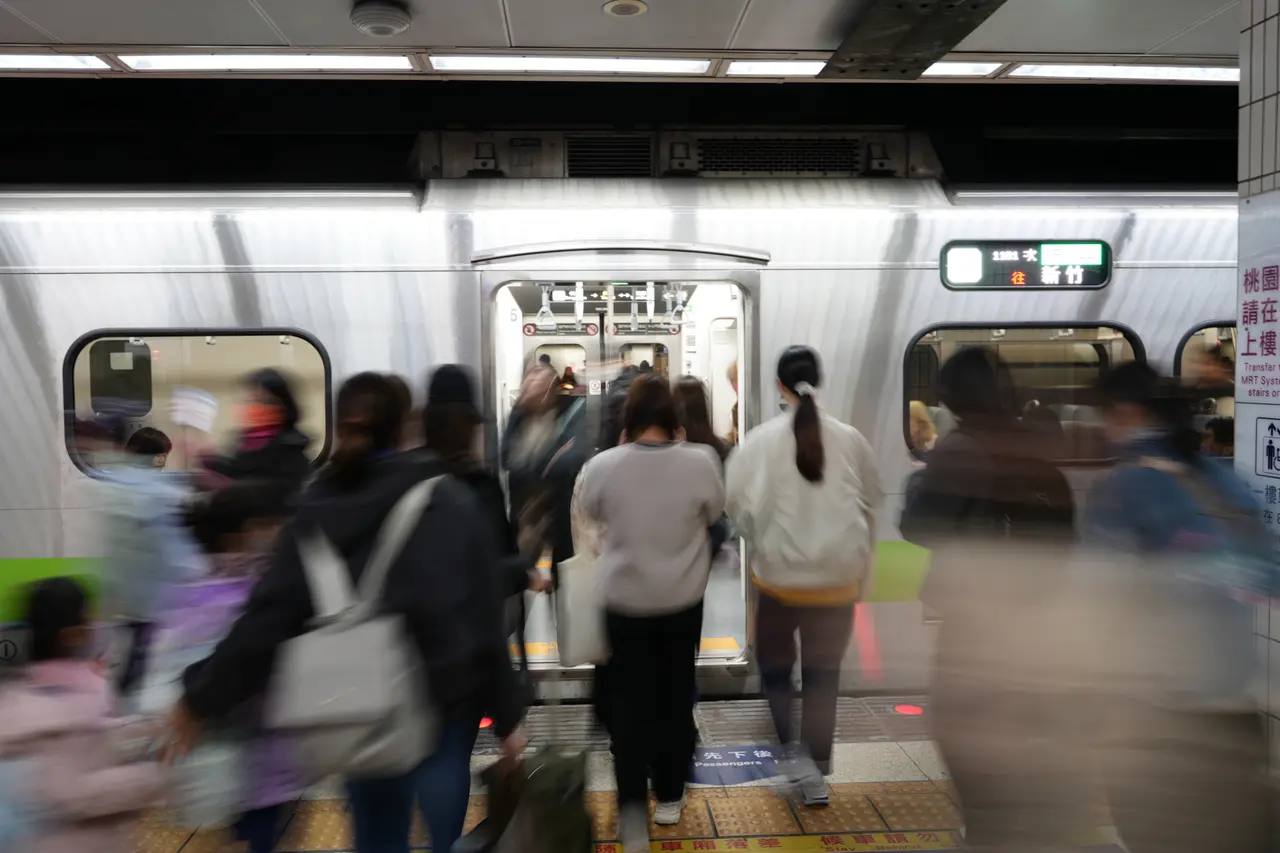 台鐵山佳站電力設備故障　樹林=桃園啟動公路接駁