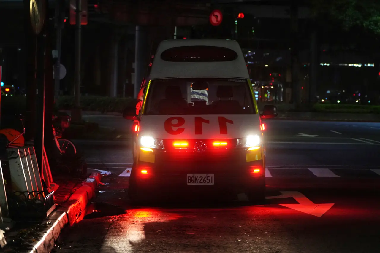 恐怖！小一男童走出教室遇強風　中指被門夾斷急送醫