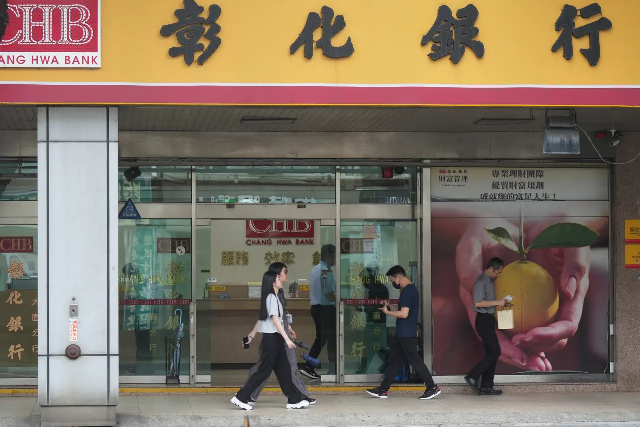 快訊｜三立採訪車撞彰銀吉林分行　8傷２昏迷！分送醫院急救