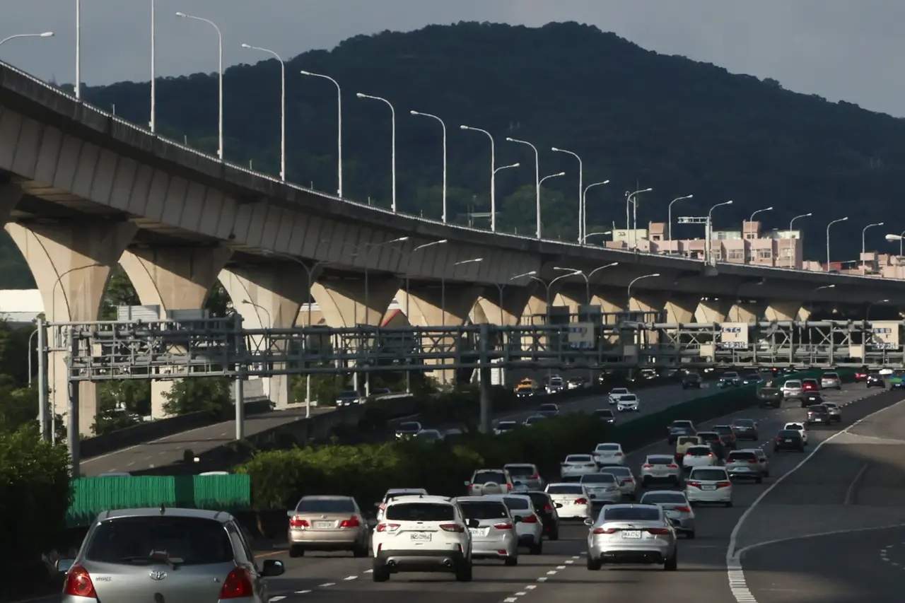 高公局研判,今日天氣晴朗,國道將有大量旅遊車潮。林林攝
