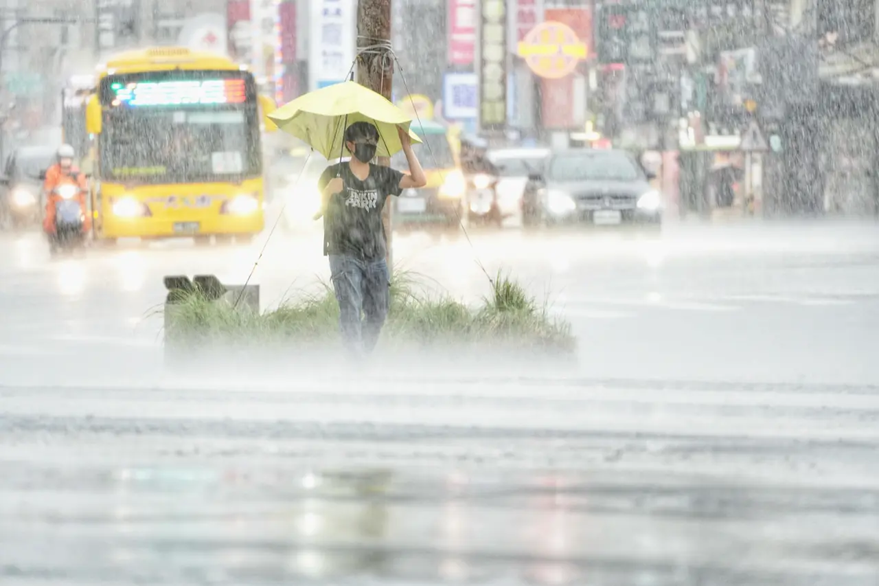 氣象署表示,受到風神颱風外圍環流及東北季風影響,降雨比昨天明顯。林林攝