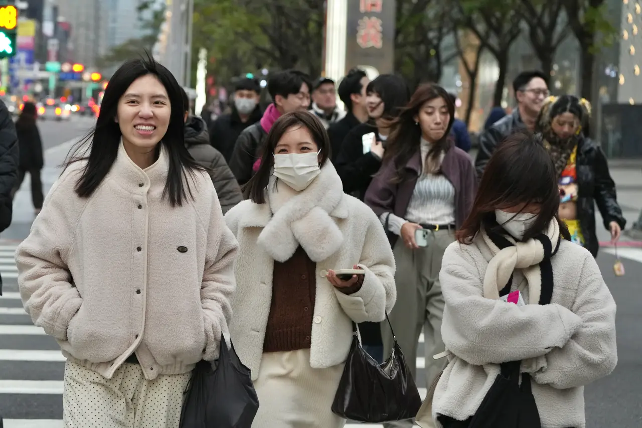 17縣市低溫特報跌破10度↓強烈大陸冷氣團發威　全台急凍至周末！
