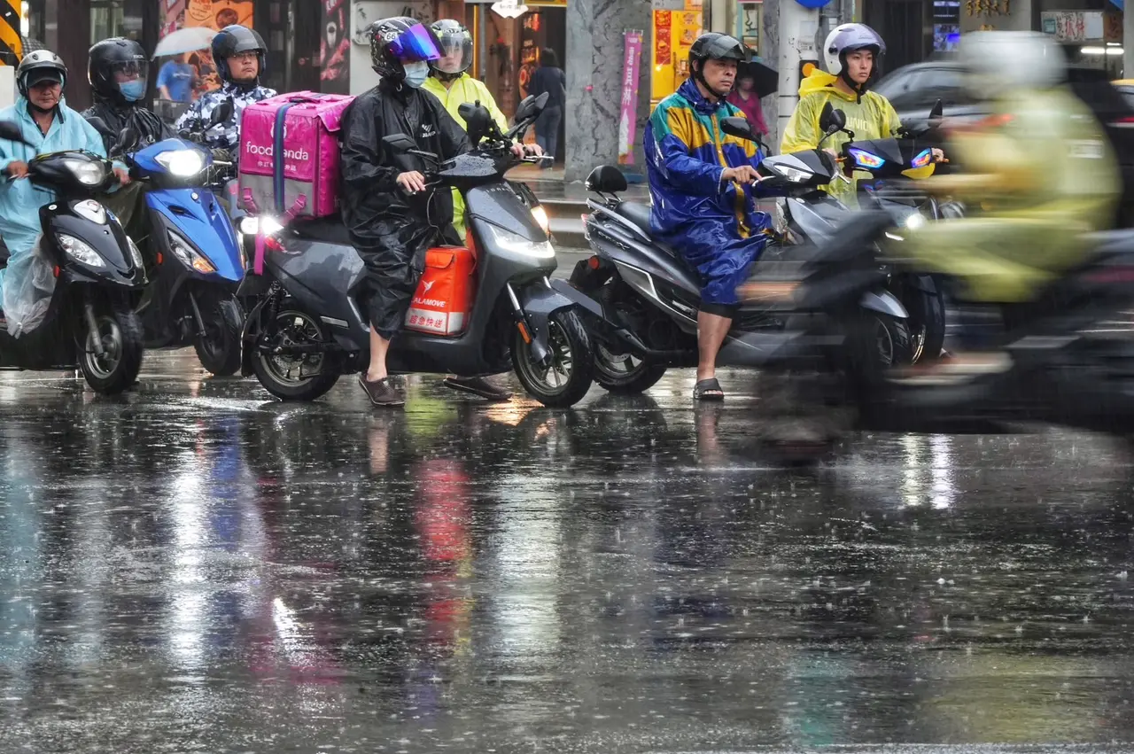 超大豪雨續炸雙北「紫爆」。林林攝