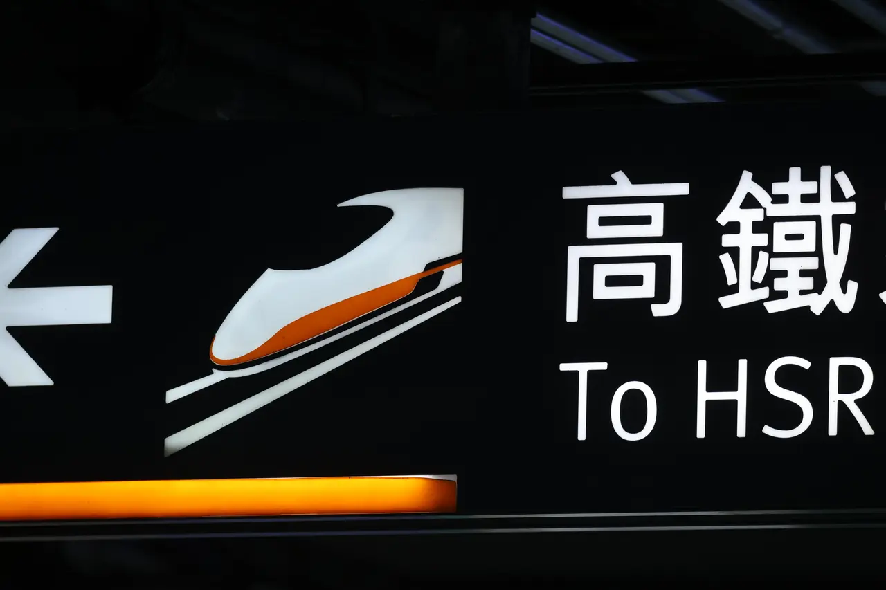 高鐵9/22新制正式上路,要講電話就去玄關、使用3C產品戴耳機。林林攝