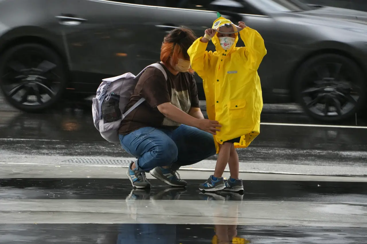 沙德爾今將復活補血！南台灣大雨特報　屏東2村停班課、高雄1幼兒園停課