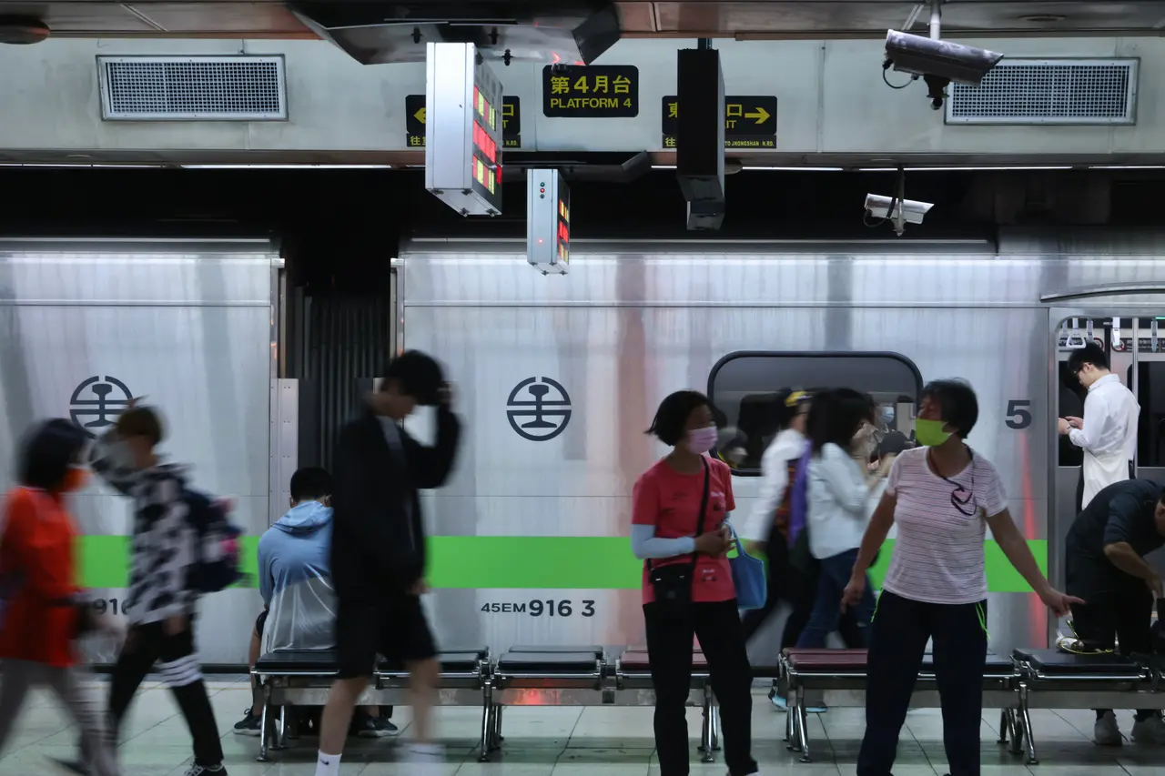沒帶現金不用怕！台鐵車上補票9月起開放行動支付　月均4.8萬筆需求