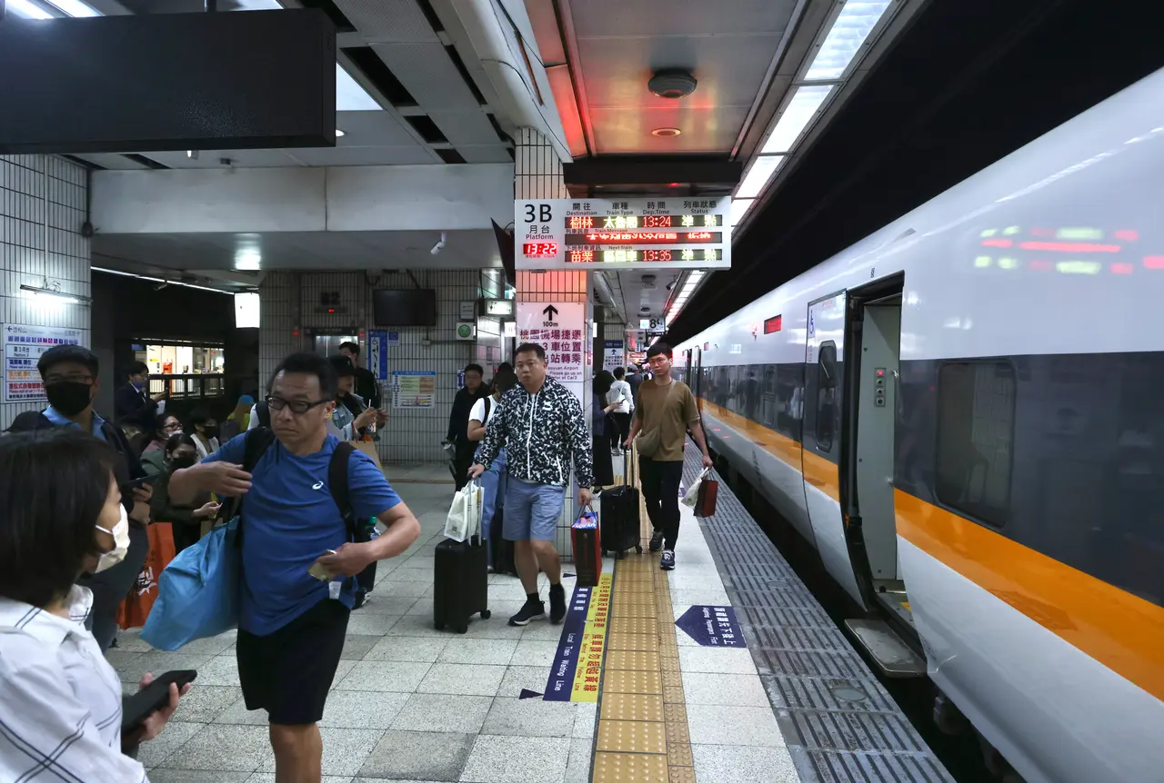 旅客注意！鐵道月台嬉戲、跨越黃線擬最高罰7500元　勸導不聽加倍罰