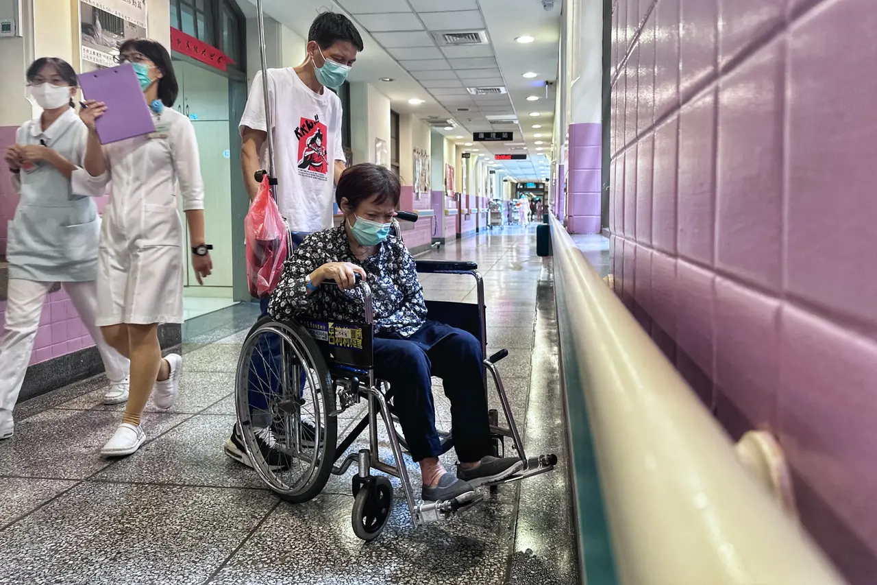 住院照護人力吃緊　衛福部提案開放醫院聘「外籍照服員」