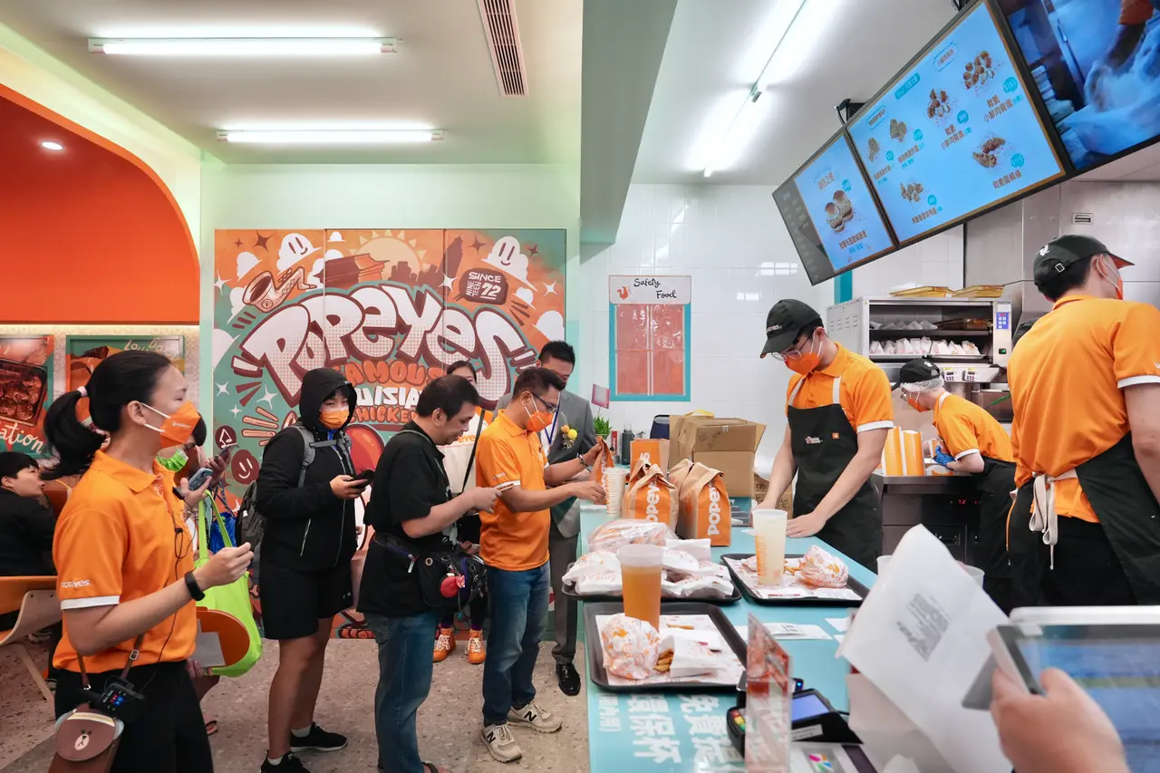 圖為餐飲服務業勞工示意圖。資料照片林林攝