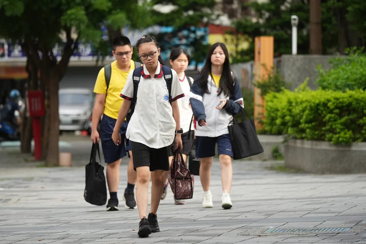 行政院主計總處表示,國中小學校營養午餐為地方自治事項,應由直轄市、縣市以其自有財源優先編列預算支應。梁建裕攝
