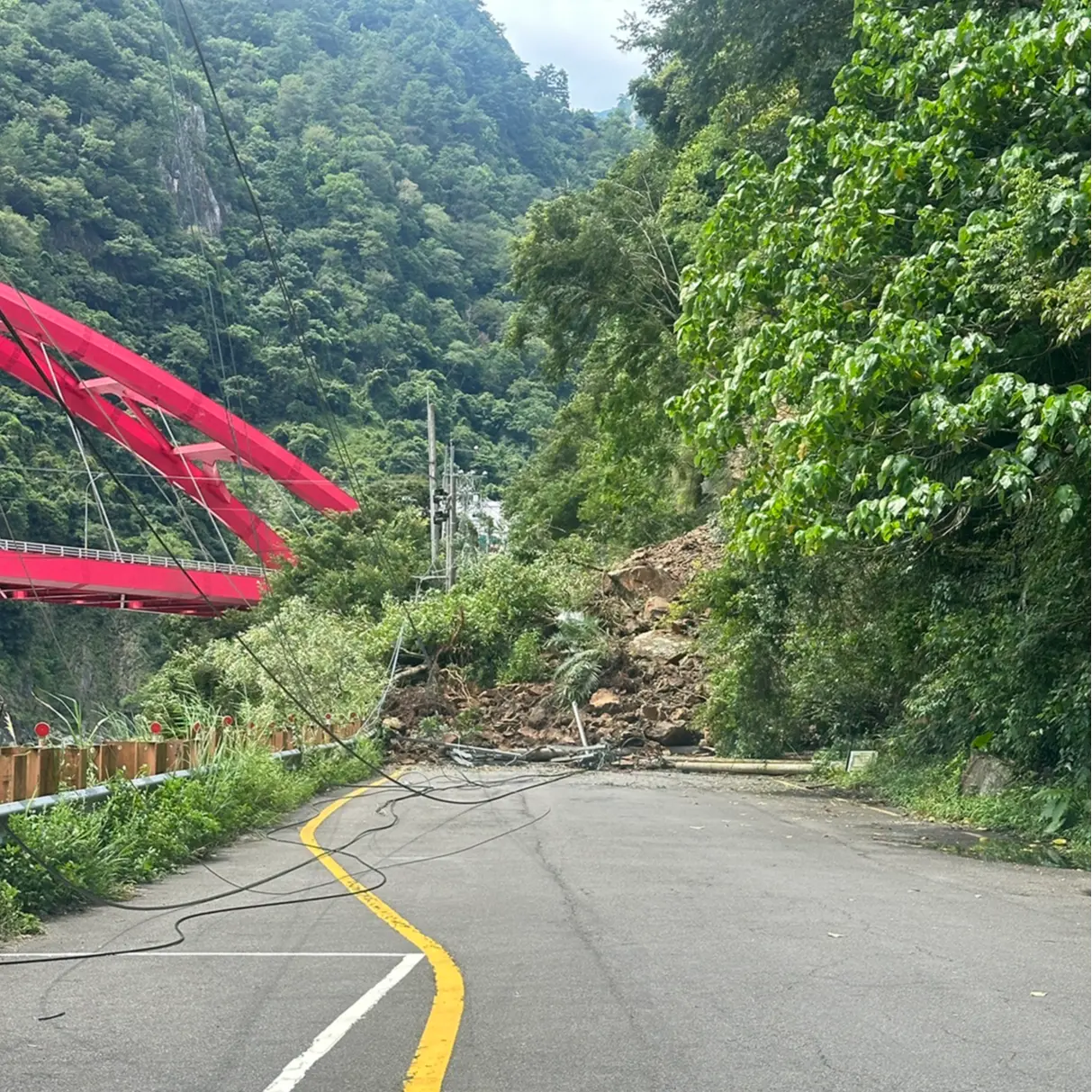 台中八仙山林道入口處發生落石坍方,道路中斷,50名遊客受困無法下山,目前安排在遊客中心休息。翻攝畫面