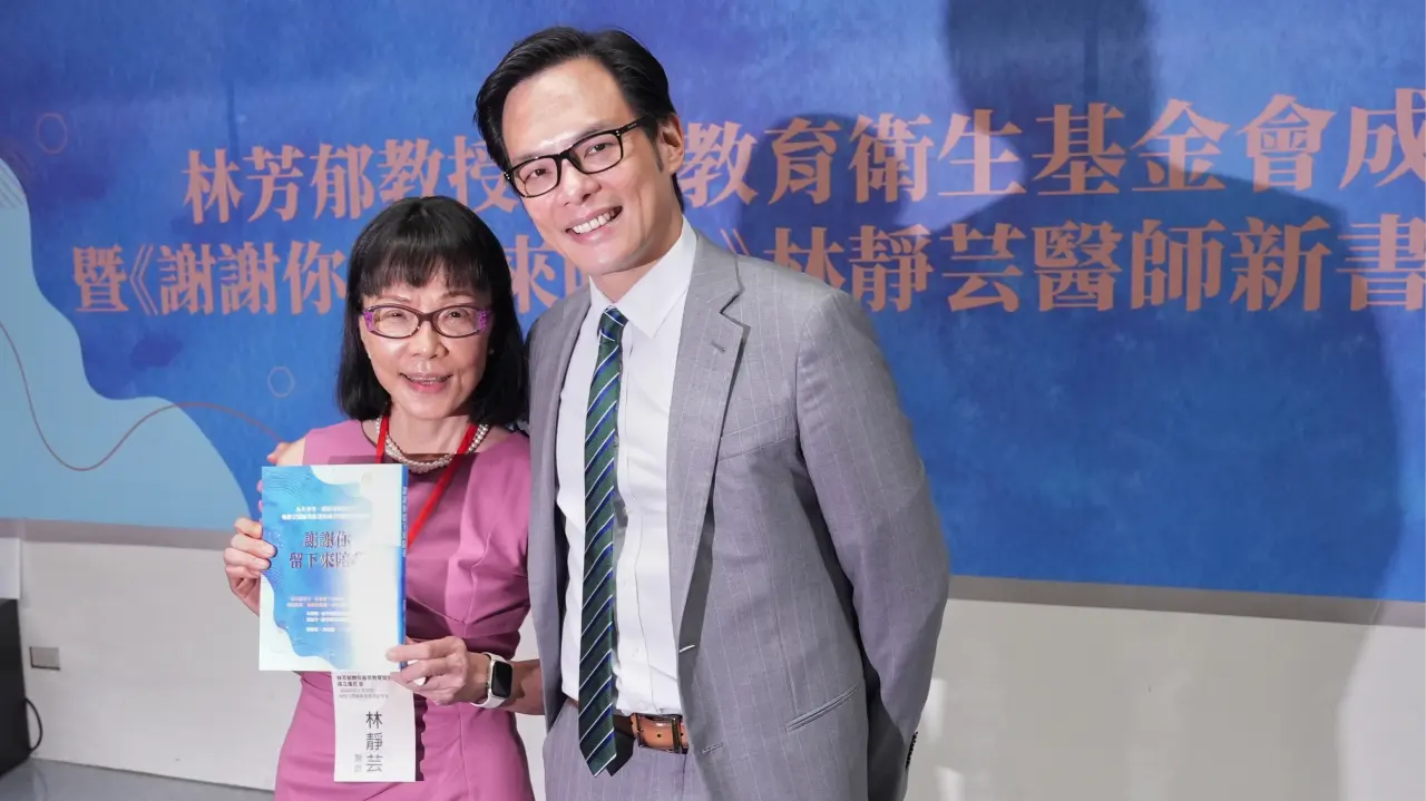 林靜芸(左起)、林之晨母子出席「林芳郁教授醫學教育衛生基金會」成立儀式。葉志明攝