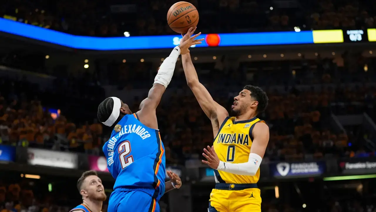NBA總冠軍賽G7台灣時間23日開打,雷霆「一哥」亞歷山大(Shai Gilgeous-Alexander)與溜馬球星哈利伯頓(Tyrese Haliburton)出席媒體日。資料照,美聯社
