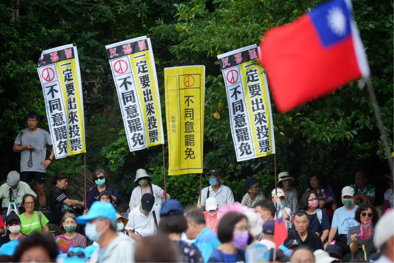 現場可見「不同意罷免」旗幟。李柏毅攝