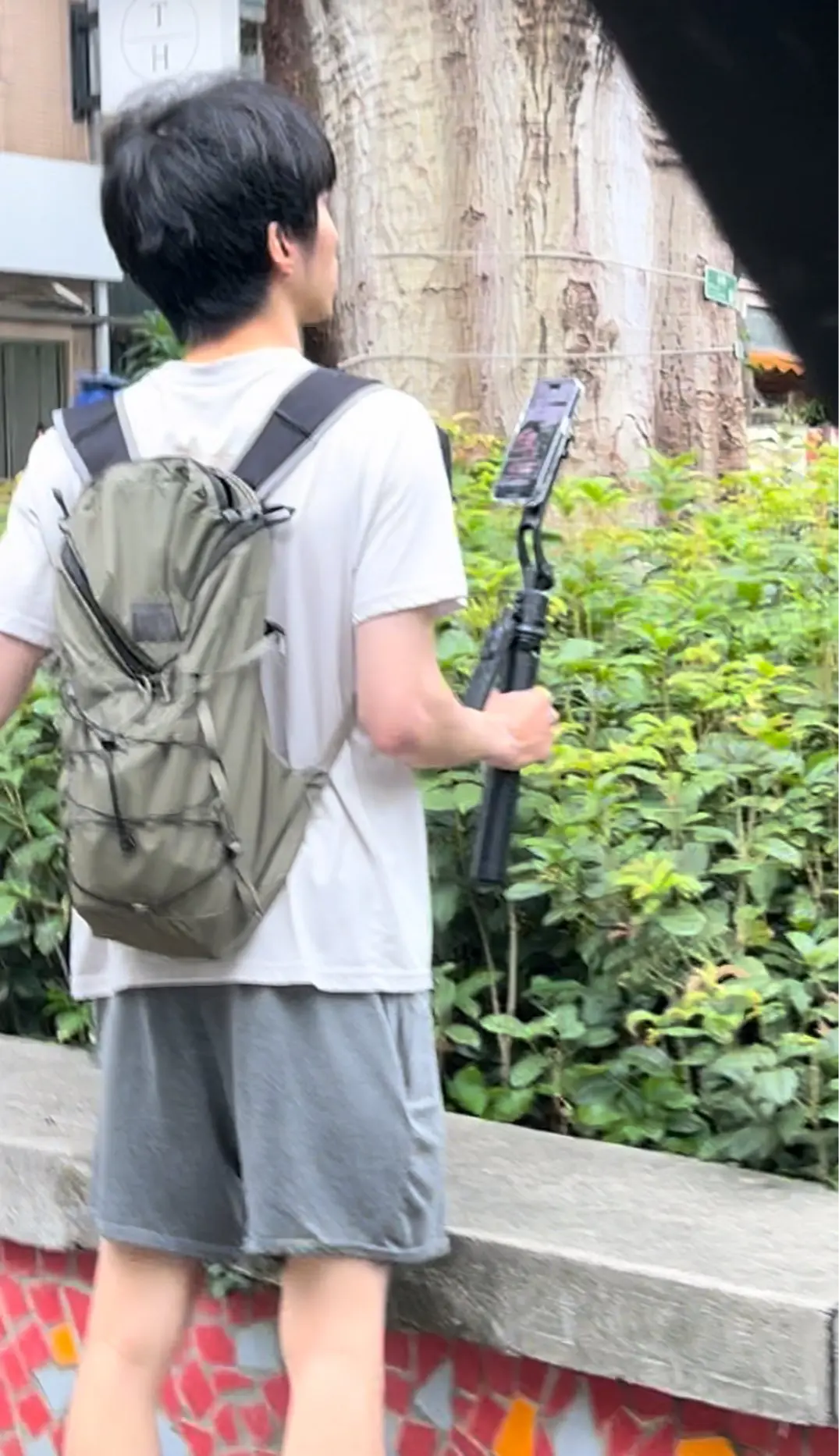 郭昱晴旁觀拍攝男子的影像中,男子所持手機螢幕畫面,確實是對著他自己的臉孔。翻攝自郭昱晴臉書