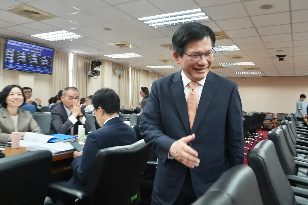 林岱樺幕僚今早代登記市長初選　林佳龍曝相挺原因