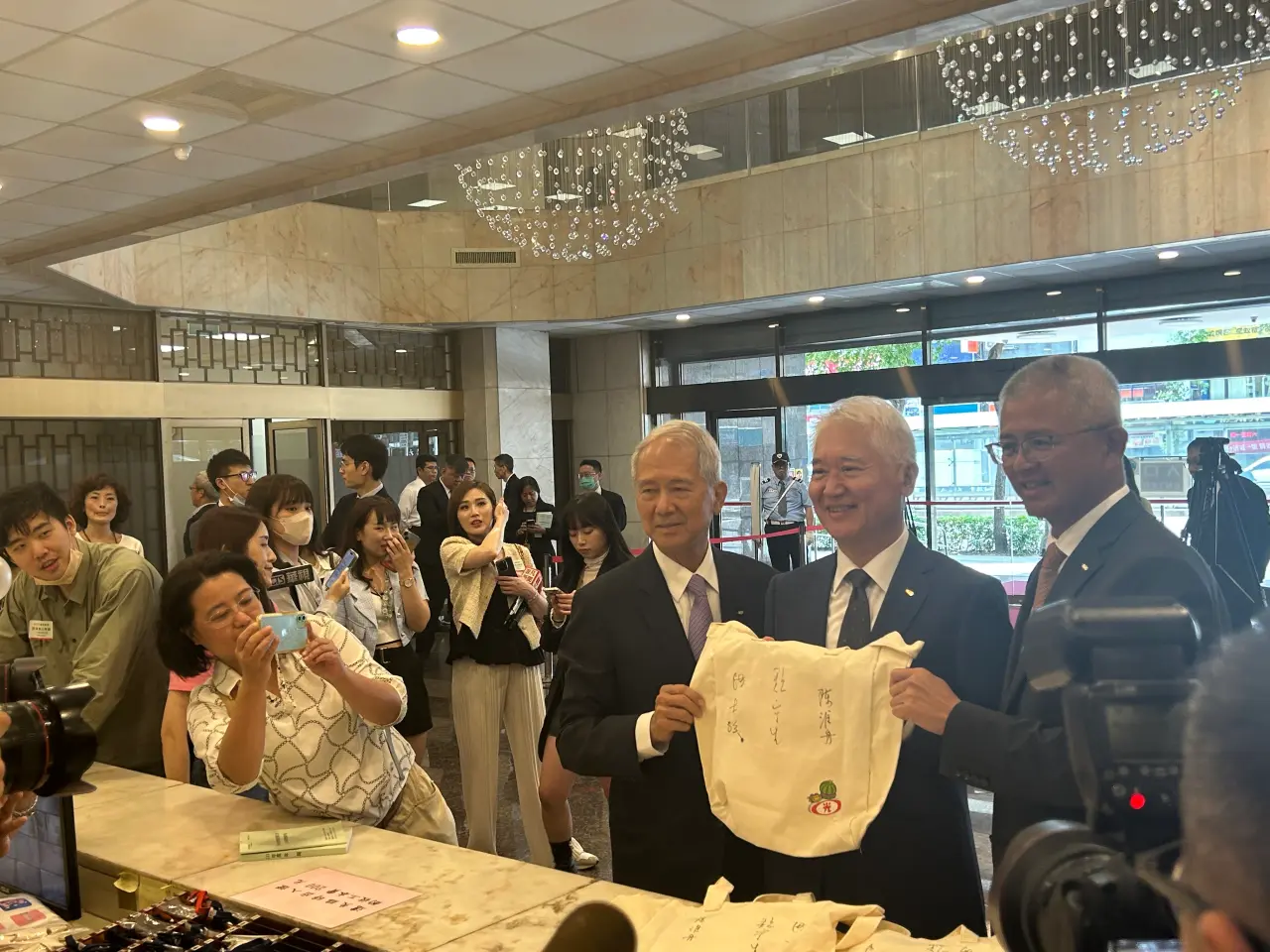 新光金董座魏寶生在股東紀念品上簽名。林巧雁攝