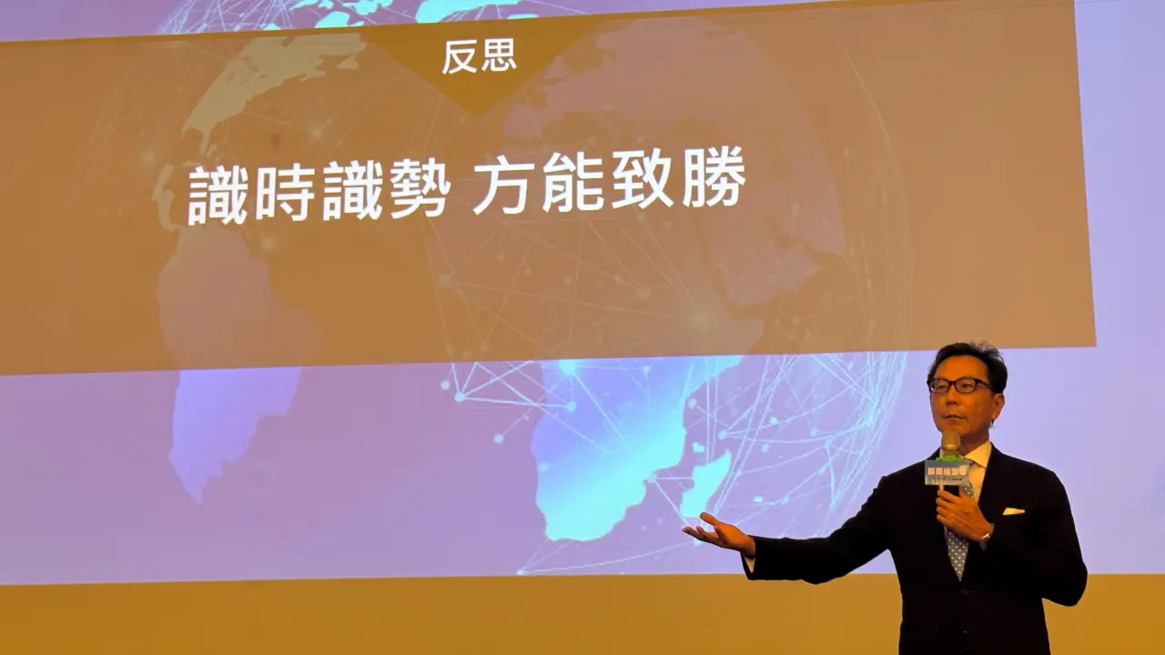 台灣首富蔡明忠自爆繳過百億台幣昂貴課程,卻從失敗中悟出「識時識勢,方能致勝」、「山不轉,路轉」。東大提供
