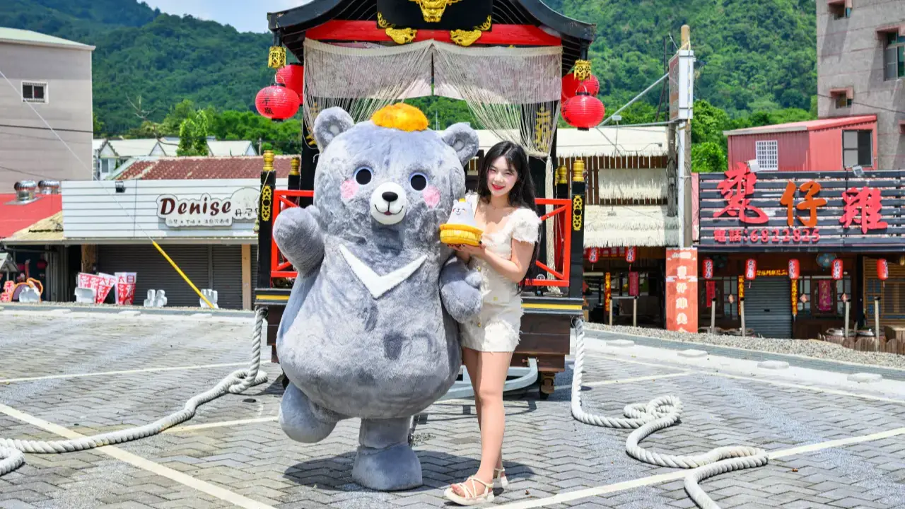 統一獅韓國啦啦隊女神趙娟週受邀宣傳西拉雅山車祭,歡迎遊客來西拉雅感受台版「冰與火之歌」。西拉雅風管處提供