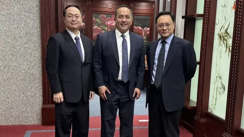 愛之味25日全面改選董事,董事長陳冠翰(中)、副董事長陳志展(左)、新任總經理陳冠豪(右)共同合影。愛之味提供