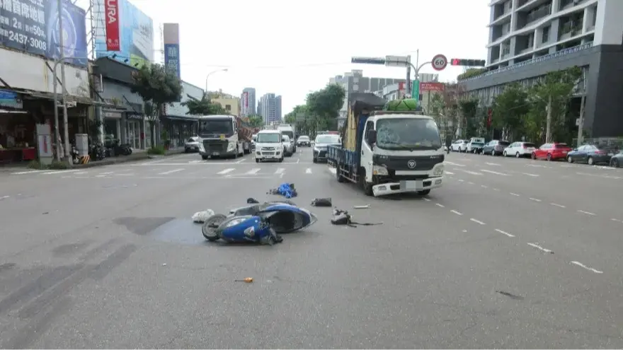 魏姓男騎士在上週六(20日)疑因貪快騎在斑馬線上穿越馬路,慘遭貨車撞擊身亡。民眾提供