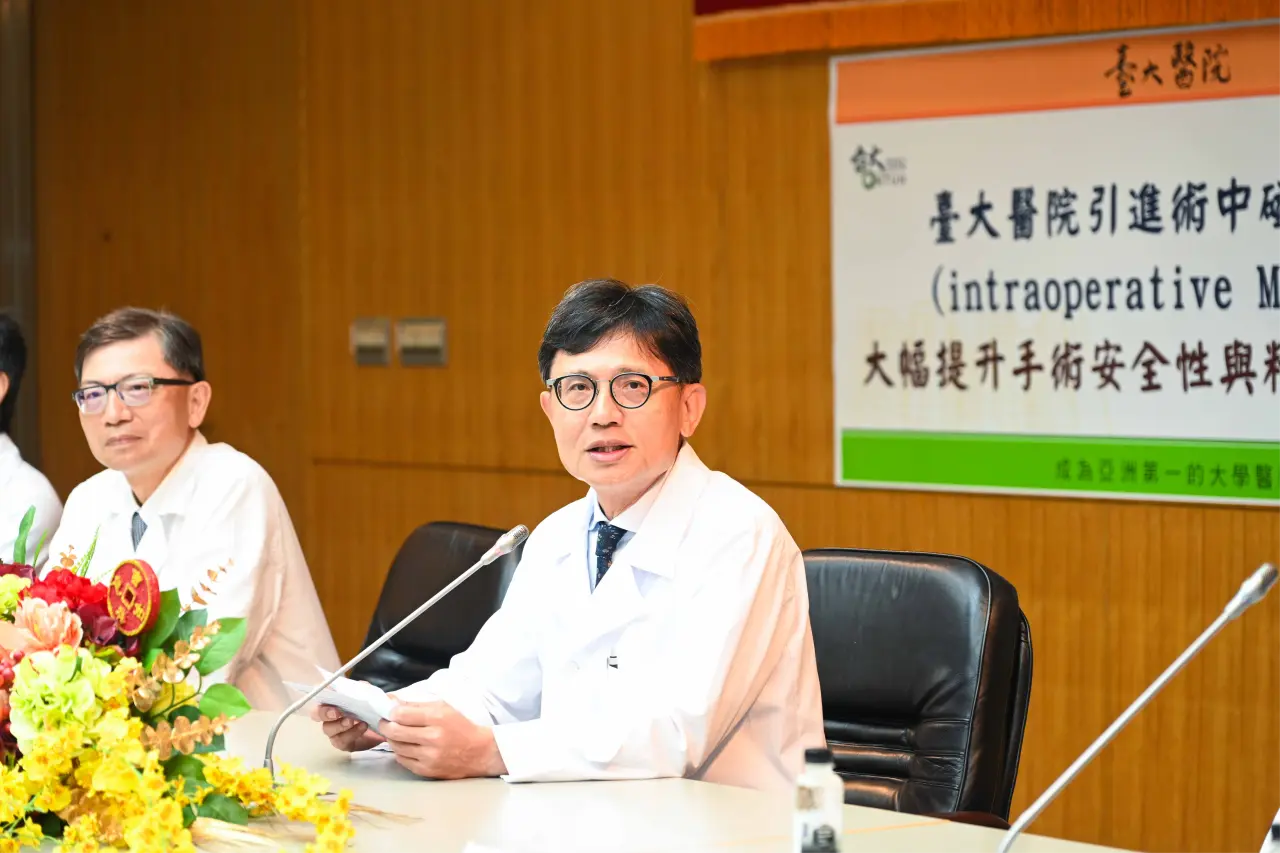 台大醫院副院長賴逸儒(右)、外科部主任陳晉興(左)。院方提供